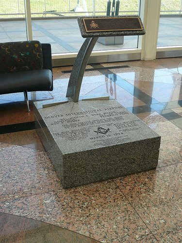 corner stone Mensagens e símbolos sinistros no Aeroporto