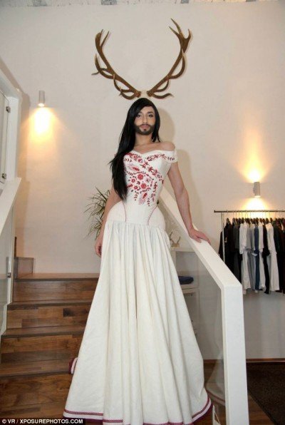 En tant que gagnant de l'Eurovision 2014, le chanteur autrichien Conchita Wurst est devenu le premier transgenre à gagner un tel prix. Était-ce en scène pour provoquer un événement médiatique similaire à l'histoire Jenner? le plus probable. Aussi, pourquoi est Conchita portait une barbe?