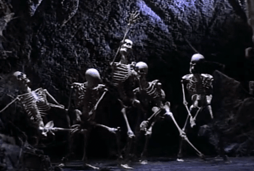 We then see the 5 Jacksons turning into skeletons and performing their signature dance moves.