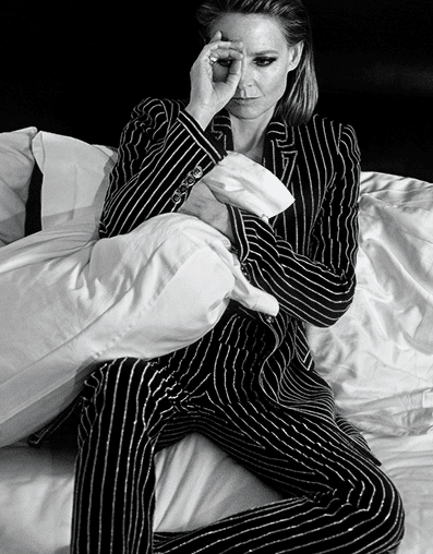 Despite years of career in the movie industry, Jodie Foster still needs to throw up that sign in Interview magazine.