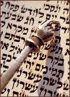 Torah_with_pointer