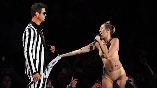 From beginning to end, Miley did acted extra raunchy - like a Beta slave - while Robin sings wearing a dualistic black-and-white patterned suit,