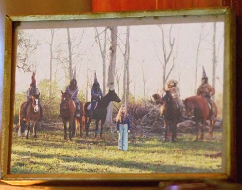 While visiting the house of a woman whose daughter mysteriously disappeared, Cohle notices a framed picture of a young girl surrounded by five masked men.