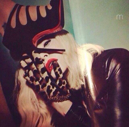 Katy's boot hiding one of Madonna's eye while she's wearing an animal-print glove. That's 100% Beta-Kitten programming for you.