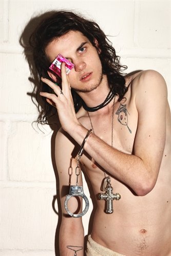 There also male beta kittens in the industry. Model Jethro Cave (Nick Cave's son) seems to have integrated that entire system. Here, he's doing the one-eye sign with a condom.