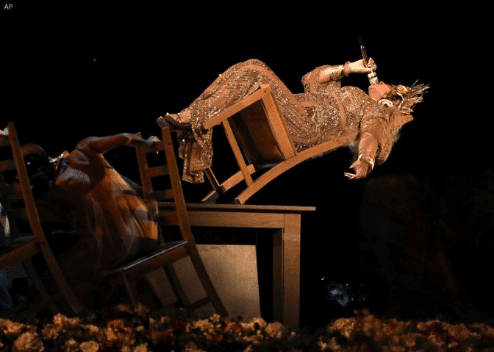 2017-02-13 14_27_52-Grammys 2017_ Pregnant Beyonce’s ‘tipping chair’ stage moment shocks _ Metro New