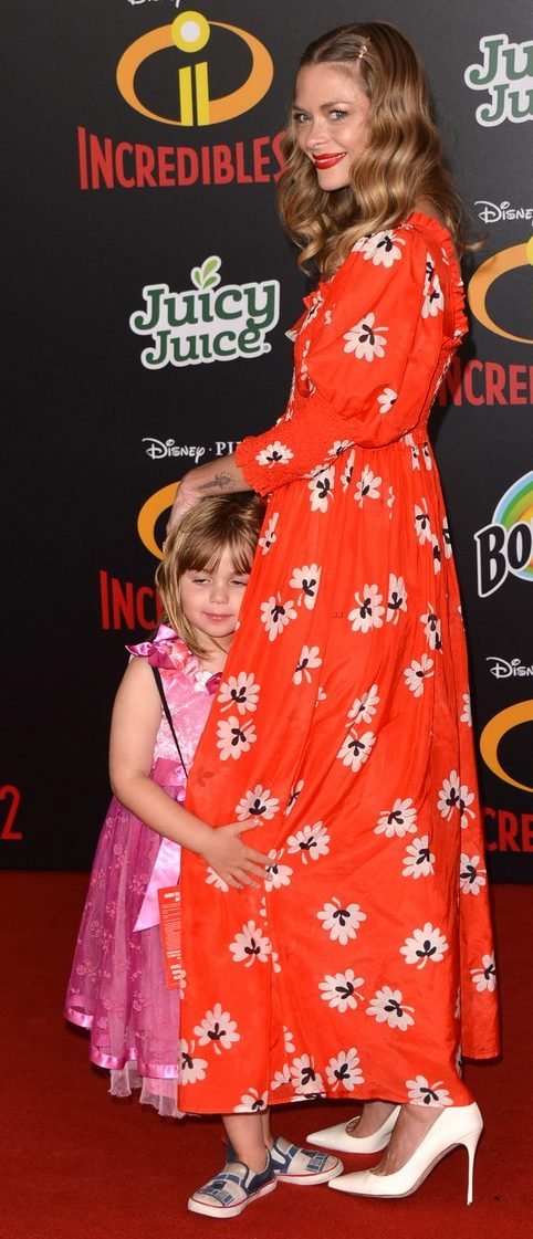 jaime king son wears a dress on the red carpet 03 e1530714307198 Symbolic Pics of the Month 07/18