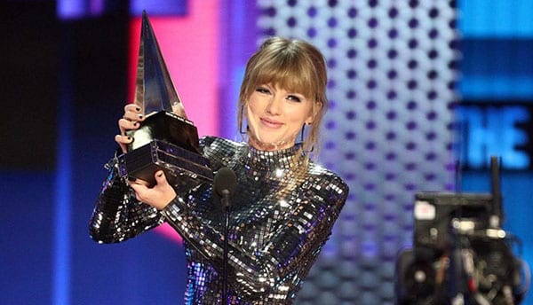 taylortrophy Taylor Swift, Queen of the 2018 American Music Awards