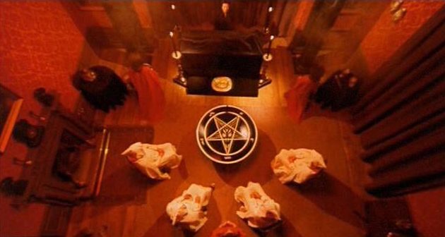 Christopher Lee beschreibt 1975 die Kraft satanischer Rituale